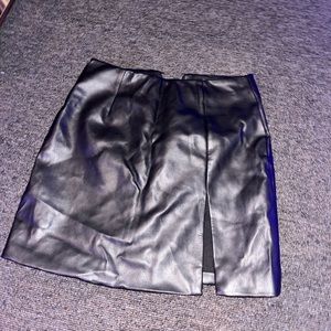 BLACK LEATHER SKIRT